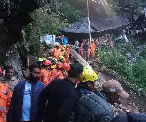 अपडेट: यमुनोत्री धाम पैदल मार्ग पर भूस्खलन के मलबे से दो शव बरामद, रेस्क्यू जारी अपडेट: यमुनोत्री धाम पैदल मार्ग पर भूस्खलन के मलबे से तीन शव बरामद, रेस्क्यू जारी