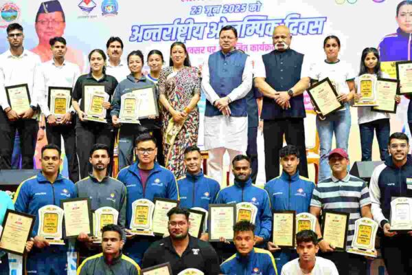 मुख्यमंत्री धामी ने अन्तरराष्ट्रीय और राष्ट्रीय स्तर पर पदक जीतने वाले खिलाड़ियों को किया सम्मानित
