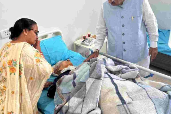 कैबिनेट मंत्री गणेश जोशी ने जाना राॅटविलर कुत्ते के हमले में गम्भीर घायल महिला का हाल