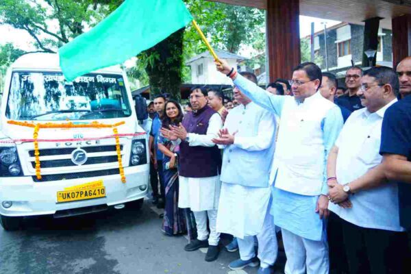 मुख्यमंत्री धामी ने उत्तराखण्ड रोडवेज के 20 नए वातानुकूलित टैम्पो ट्रेवलर को किया फ्लैग ऑफ 