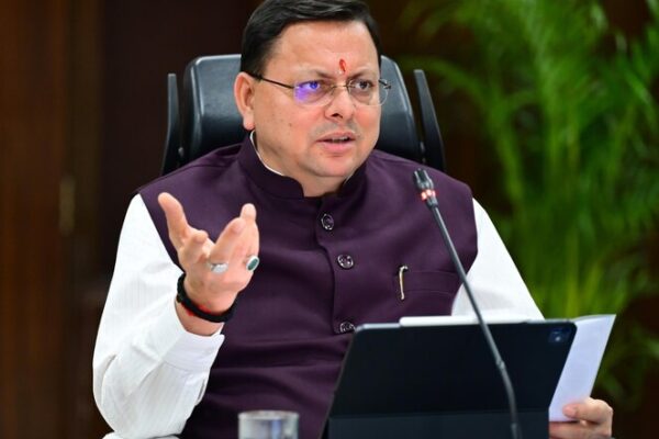 मुख्यमंत्री धामी ने जनसमस्याओं पर की फरियादियों से बात