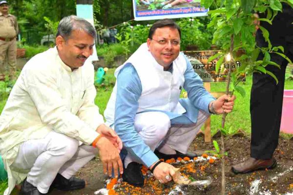 एक पेड़ माँ के नाम’ अभियान: मुख्यमंत्री ने पौधरोपण कर पर्यावरण संरक्षण का दिया संदेश