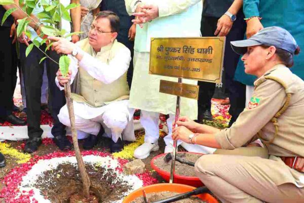 हरेला पर्व पर मुख्यमंत्री ने रुद्राक्ष का पौधा रोपा