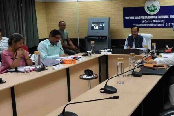 गढ़वाल विश्वविद्यालय की वित्त समिति की बैठक में कर्मचारियों के लिए भवन निर्माण को मंजूरी गढ़वाल विश्वविद्यालय की वित्त समिति की बैठक में कर्मचारियों के लिए भवन निर्माण को मंजूरी