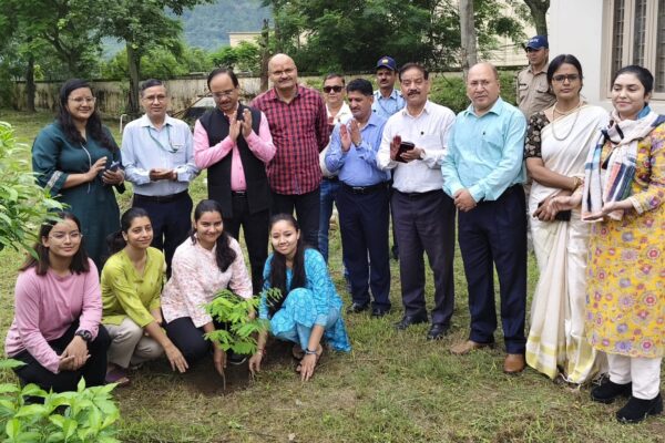 रक्षाबंधन पर्व पर गढ़वाल विश्वविद्यालय के चौरास परिसर में छात्रावासों में पौधरोण