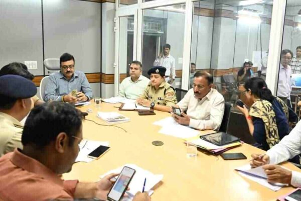 कमिश्नर गढ़वाल ने आपदा कंट्रोल रूम पहुंचकर की राहत बचाव कार्यों की समीक्षा