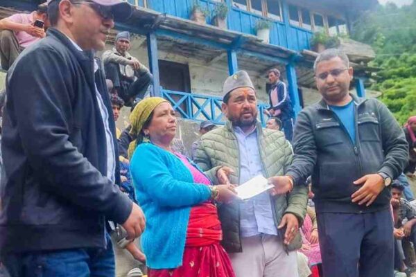 धराली में 98 आपदा प्रभावित परिवारों को मिली 5-5 लाख रुपये की तत्कालिक सहायता