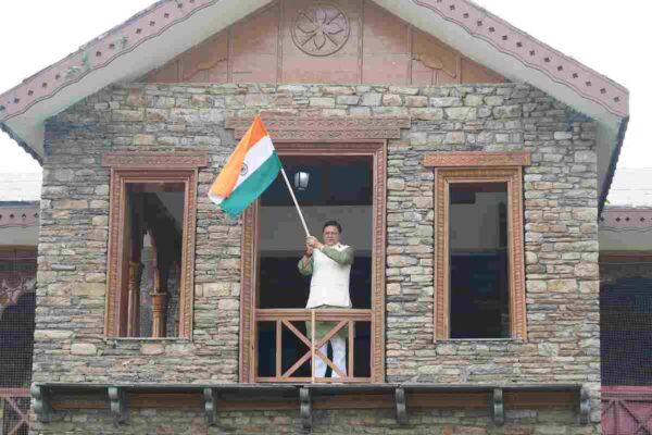 ‘हर घर तिरंगा’ अभियान: सीएम धामी ने मुख्यमंत्री आवास में फहराया तिरंगा