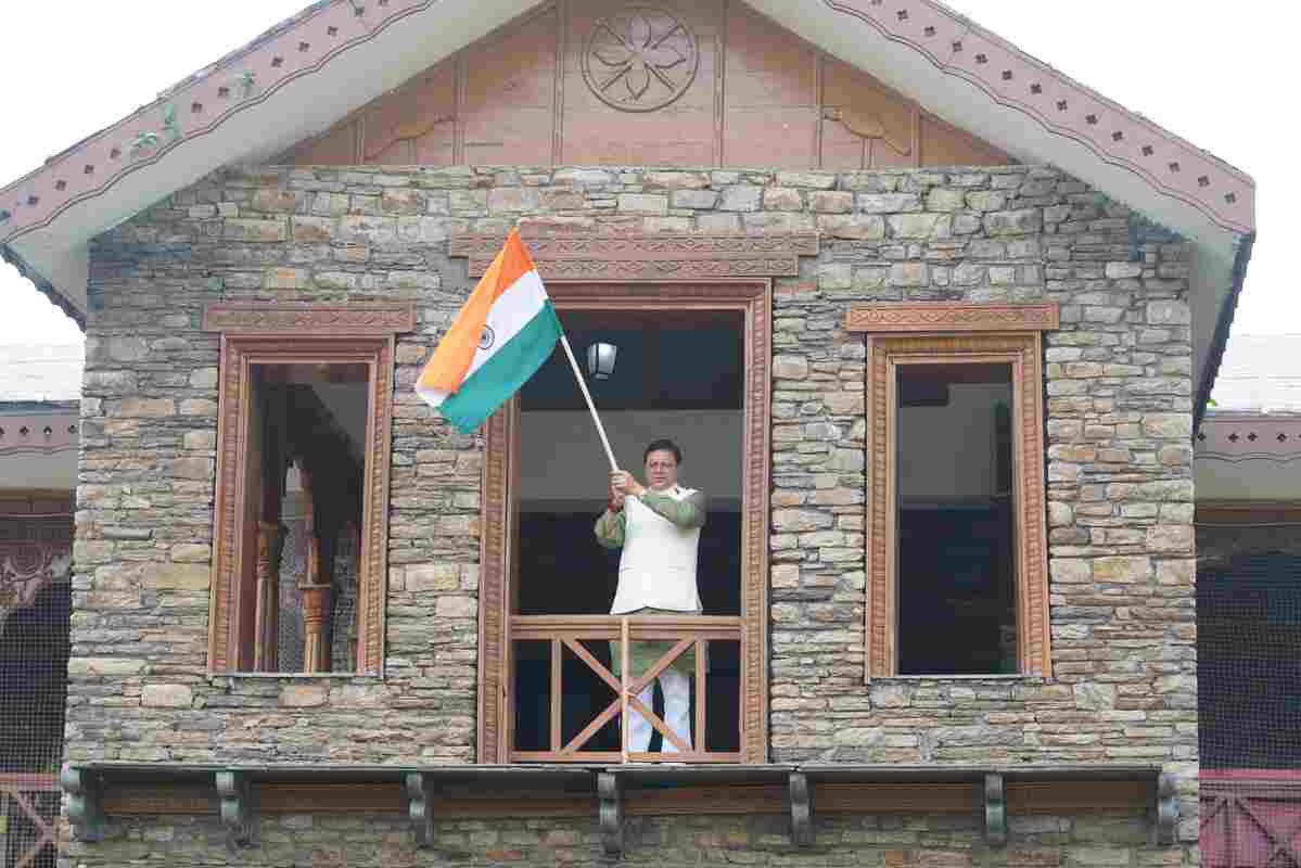 ‘हर घर तिरंगा’ अभियान: सीएम धामी ने मुख्यमंत्री आवास में फहराया तिरंगा