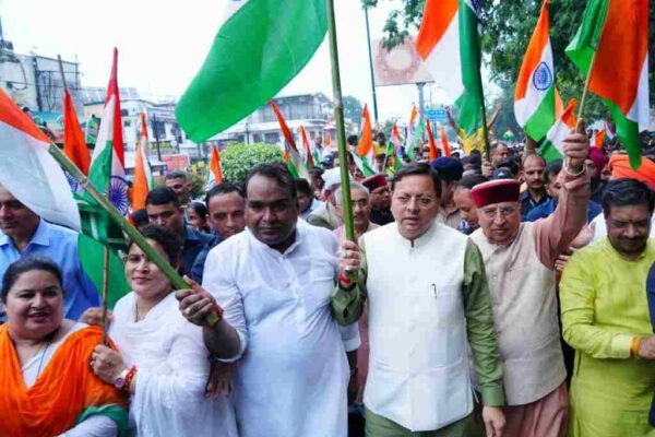 सीएम धामी ने जनप्रतिनिधियों, हजारों युवाओं, छात्र-छात्राओं, महिलाओं एवं बच्चों के साथ तिरंगा यात्रा का किया नेतृत्व