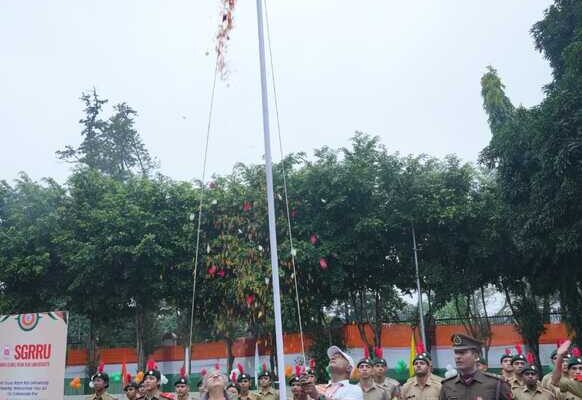एसजीआरआर विश्वविद्यालय में हर्षोल्लास के साथ मनाया गया स्वतंत्रता दिवस