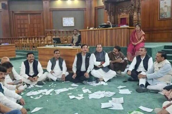 विधानसभा में विपक्ष का हंगामा, कार्यसूची फाड़ी, सचिव की मेज पलटी, माइक तोड़ा विधानसभा में विपक्ष का हंगामा, कार्यसूची फाड़ी, सचिव की मेज पलटी, माइक तोड़ा