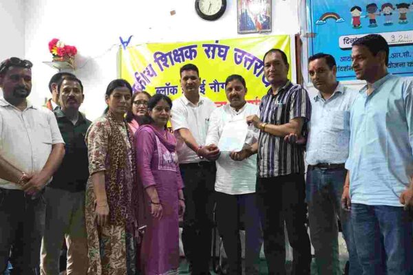 प्रधानाचार्य सीधी भर्ती निस्स्त करने की मांग को लेकर शिक्षकों का नौगांव बीईओ कार्यालय पर प्रदर्शन