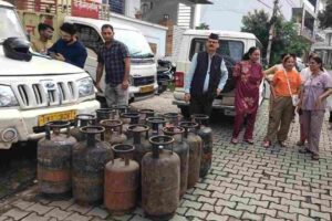 अवैध गैस रिफिलिंग पर जिला प्रशासन सख्त, 34 सिलेंडर जब्त