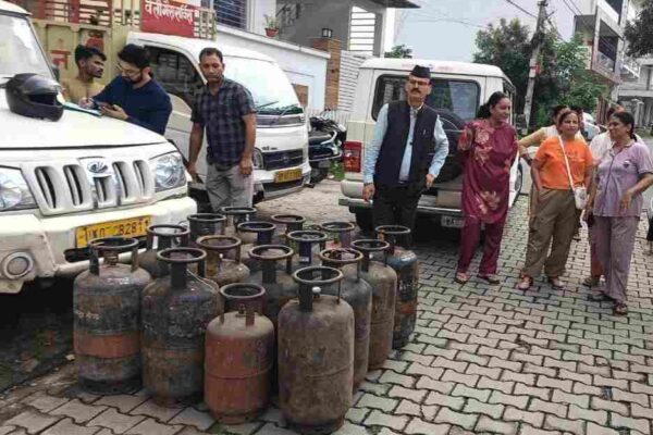 अवैध गैस रिफिलिंग पर जिला प्रशासन सख्त, 34 सिलेंडर जब्त