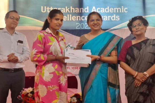 उत्तराखंड के मेधावी छात्र उत्तराखंड एकेडमिक एक्सीलेंस अवार्ड्स से सम्मानित