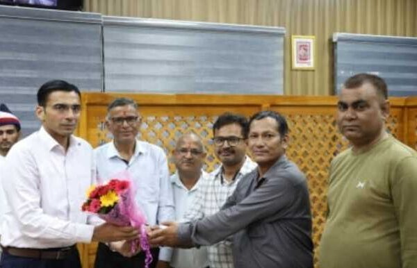 उत्तराखंड पत्रकार यूनियन ने डीएम को सौंपा ज्ञापन, कहा- राजधानी में पत्रकारों को मिले बेहतर चिकित्सा सुविधा