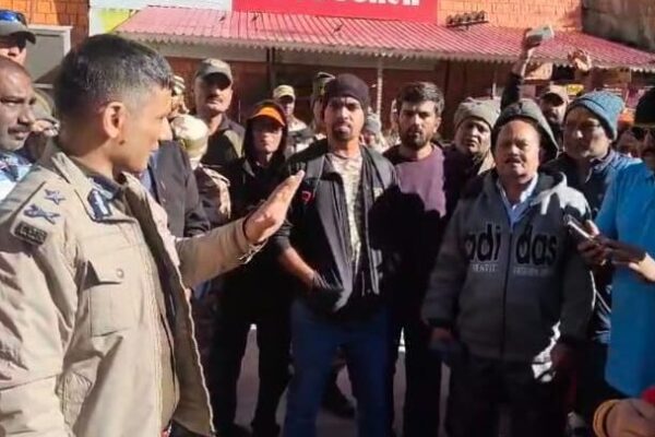 धराली आपदाः प्रभावितों की मदद के लिए ग्राउंड जीरो पर उतरे IG अरुण मोहन जोशी धराली आपदाः प्रभावितों की मदद के लिए ग्राउंड जीरो पर उतरे IG अरुण मोहन जोशी