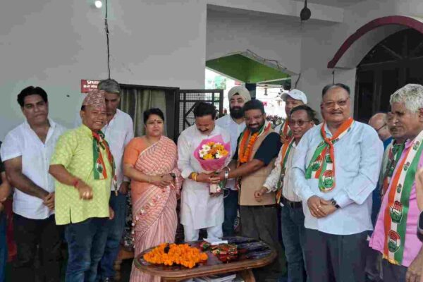 धर्मपुर में पूर्व प्रधान ने अपने कई समर्थकों के साथ भाजपा छोड़ कांग्रेस का हाथ थामा