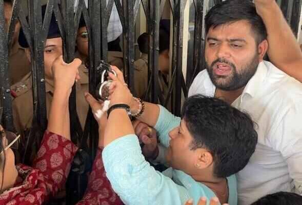 धर्मपुर विधानसभा क्षेत्र की बदहाल सड़कों पर फूटा महिला कांग्रेस का गुस्सा