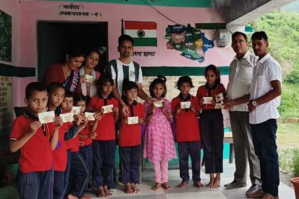 प्राथमिक विद्यालय कुंवा में बच्चों को बीजयुक्त राखियां वितरित प्राथमिक विद्यालय कुंवा में बच्चों को बीजयुक्त राखियां वितरित