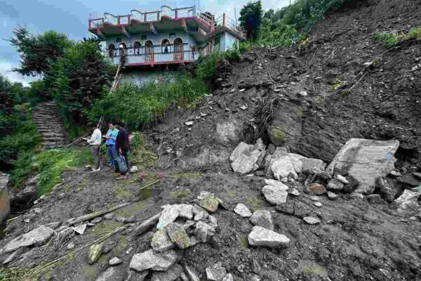 भू वैज्ञानिकों की टीम ने पौड़ी के आपदा प्रभावित क्षेत्रों का किया निरीक्षण