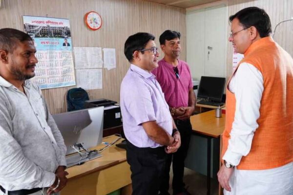 मुख्यमंत्री ने विधानसभा में कई कार्यालयों का किया निरीक्षण