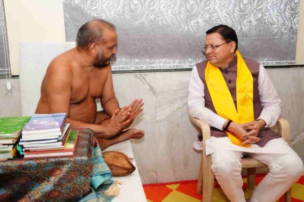 मुख्यमंत्री धामी ने जैन समाज सम्मेलन में जैन धर्म गुरुओं का लिया आशीर्वाद