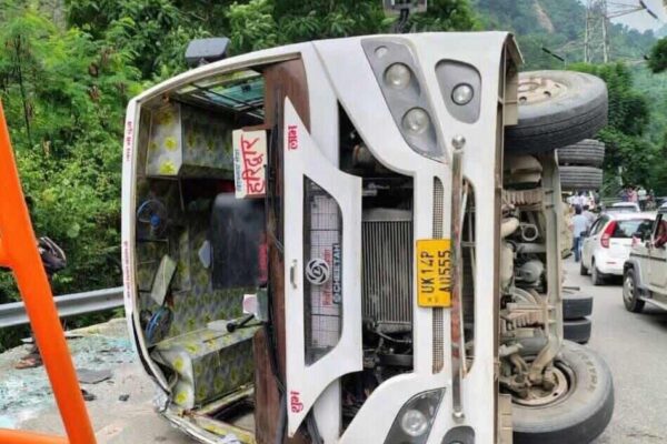 यात्रियों से भरी बस सड़क पर पलटी, दो लोगों की मौत, 12 घायल