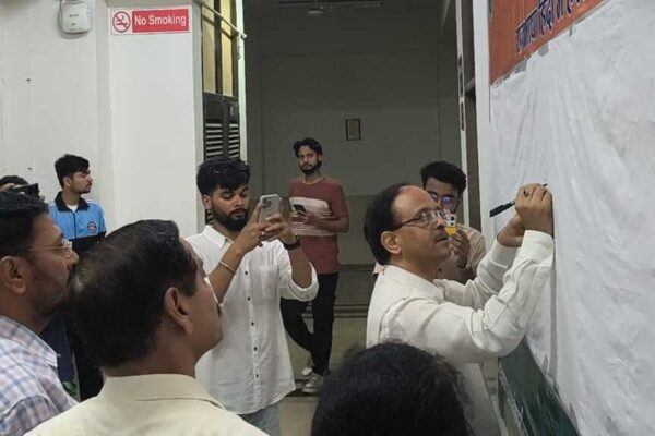 गढ़वाल विश्वविद्यालय में हिंदी हस्ताक्षर अभियान का शुभारंभ