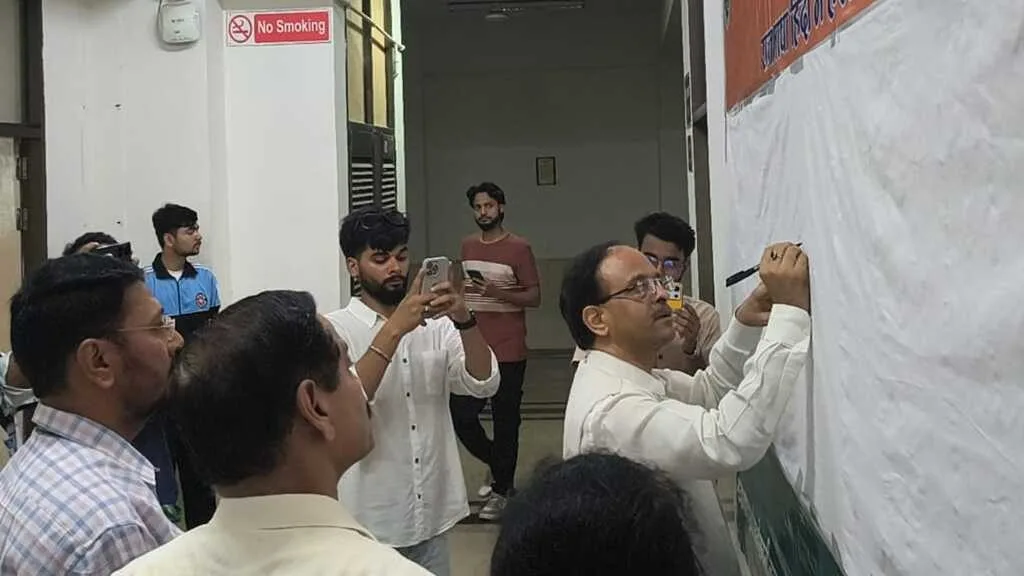 गढ़वाल विश्वविद्यालय में हिंदी हस्ताक्षर अभियान का शुभारंभ