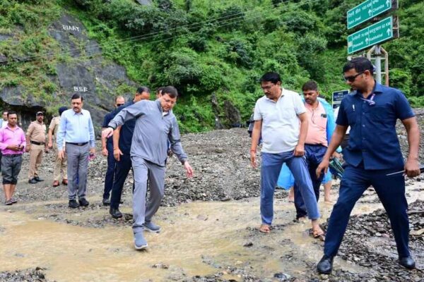 अतिवृष्टि प्रभावित मालदेवता और केसरवाला क्षेत्र में पहुंचे मुख्यमंत्री धामी