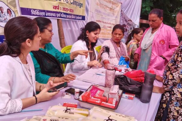 नौगांव में बहुउद्देशीय शिविर में स्वास्थ्य विभाग ने किशोरियों को बांटे सेनेटरी पैड