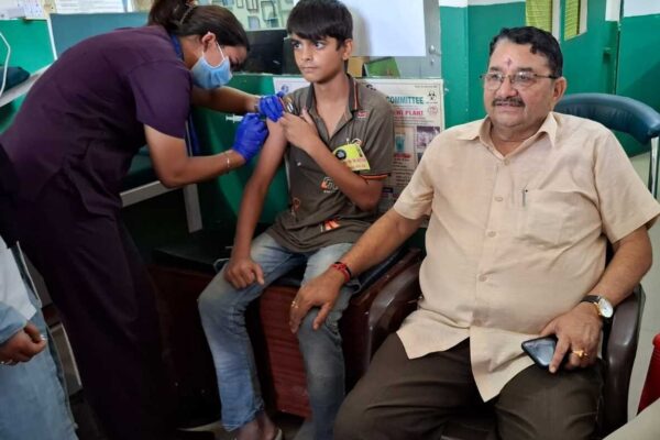 श्री महंत इन्दिरेश अस्पताल ने अधोईवाला में लगाया निःशुल्क स्वास्थ्य शिविर