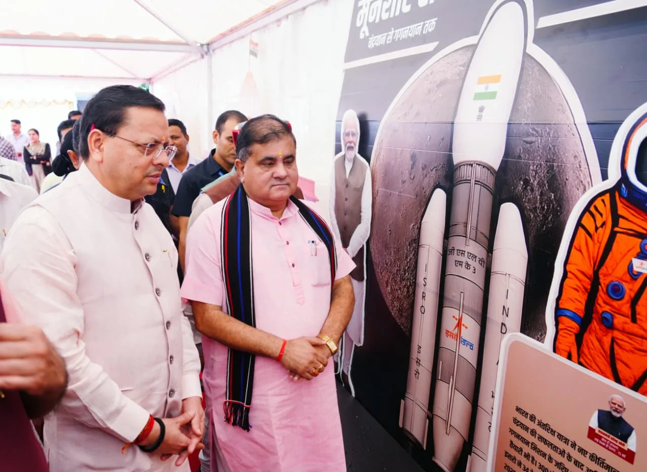 मुख्यमंत्री धामी ने नगर निगम में प्रदर्शनी का किया शुभारंभ