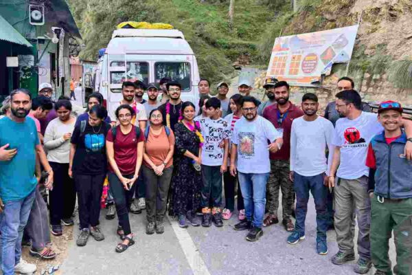 गुलाबी कांठा ट्रेकः पर्यटन सचिव ने पहले दल को हरी झंडी दिखाकर किया रवाना