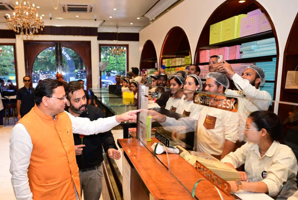 जीएसटी बचत उत्सवः मुख्यमंत्री धामी ने राजपुर के दुकानदारों से लिया फीडबैक