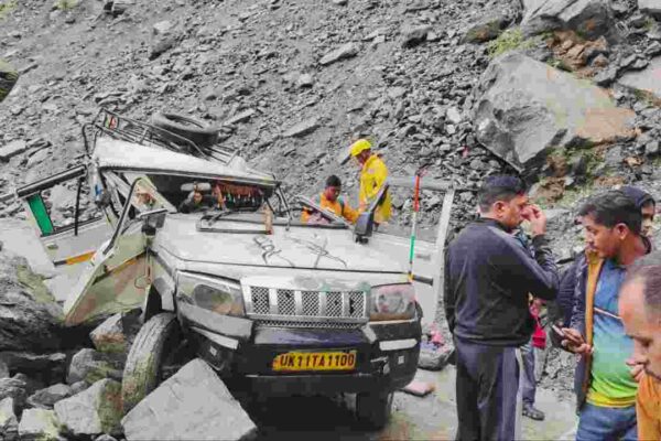 देव डोली के साथ केदारनाथ जा रहे यात्रियों के वाहन पर गिरा बोल्डर