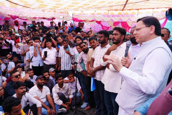 मुख्यमंत्री धामी धरना स्थल पर पहुंचे, पेपर लीक प्रकरण की CBI जांच की संस्तुति