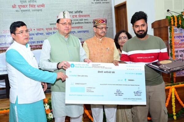 मुख्यमंत्री धामी ने 11 लोगों को उत्तराखंड शिल्प रत्न पुरस्कार से किया सम्मानित