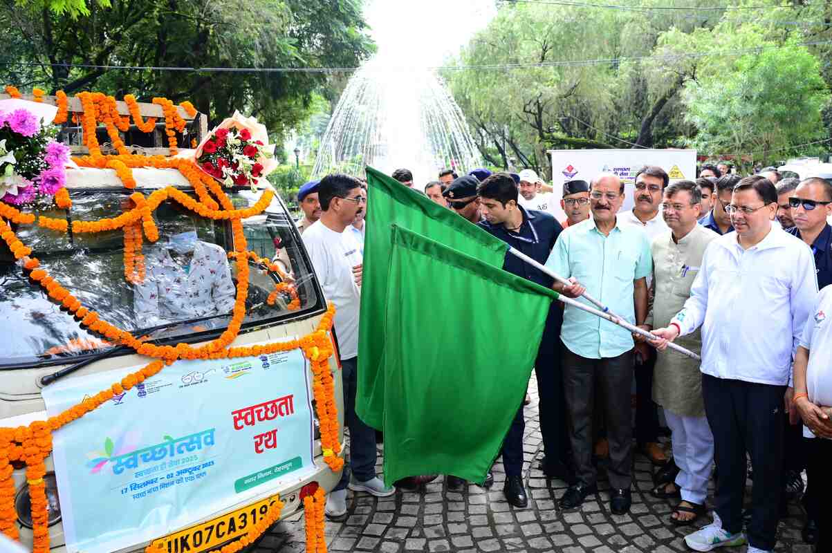 मुख्यमंत्री धामी ने झाड़ू लगाकर स्वच्छ उत्सव-2025 का किया शुभारंभ