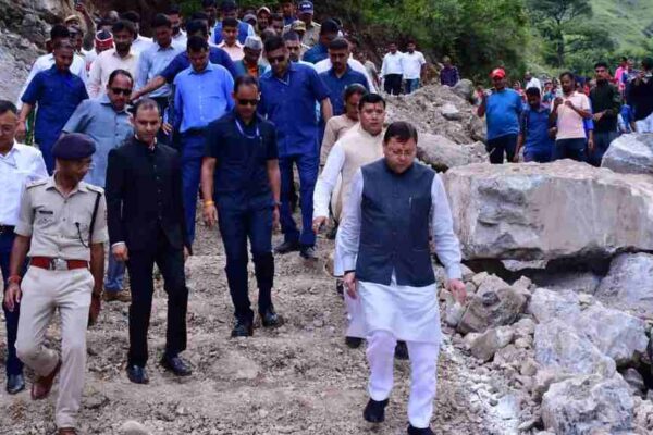 मुख्यमंत्री धामी ने बागेश्वर के आपदा प्रभावित क्षेत्र पौंसरी में ग्रामीणों का हालचाल जाना मुख्यमंत्री धामी ने बागेश्वर के आपदा प्रभावित क्षेत्र पौंसरी में ग्रामीणों का हालचाल जाना