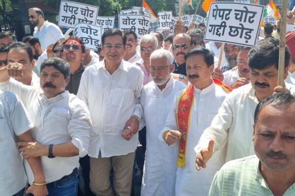 UKSSSC अध्यक्ष की बर्खास्तगी को कांग्रेस का सीएम आवास कूच, गिरफ्तार