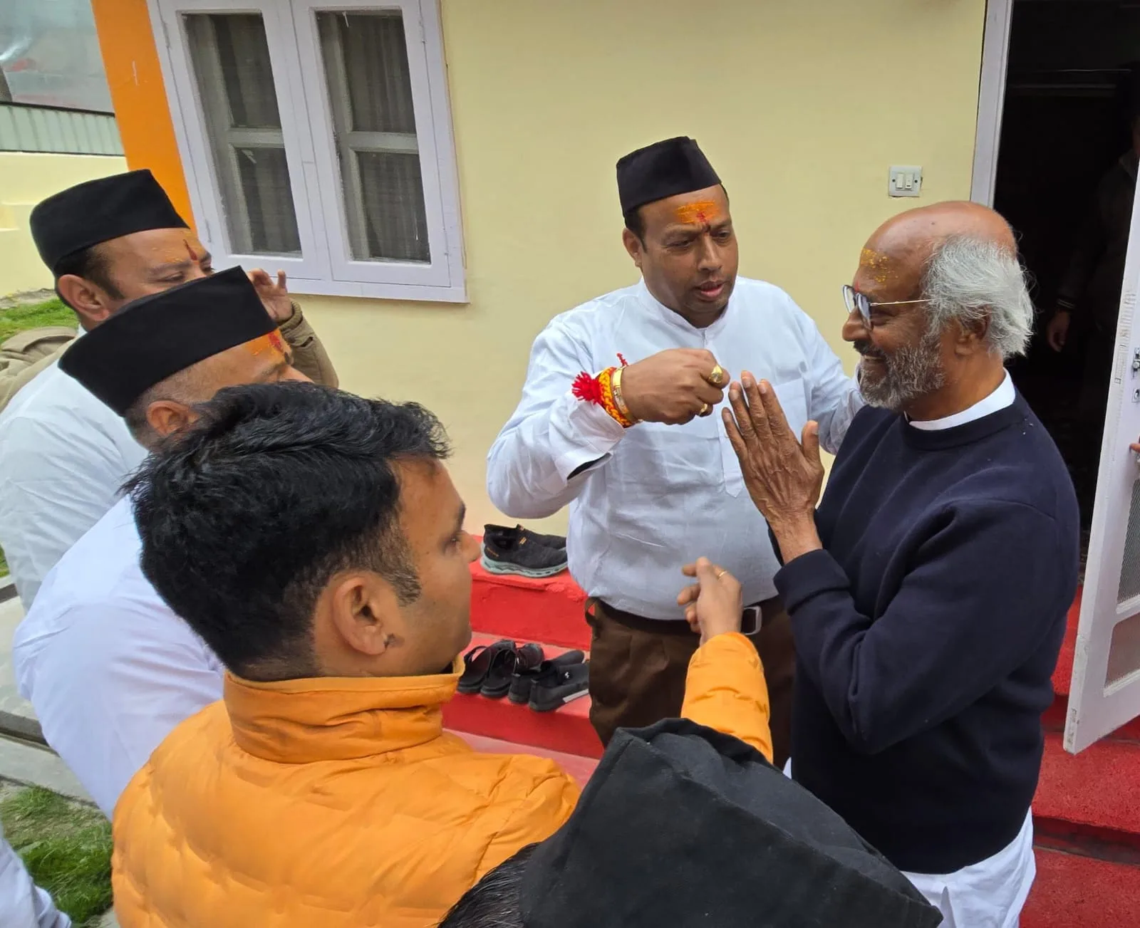 श्री बदरीनाथ धाम दर्शन को पहुंचे सुपर स्टार रजनीकांत