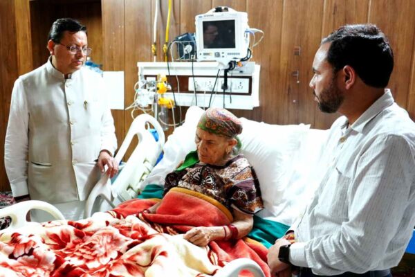 मुख्यमंत्री धामी ने देर रात्रि दून अस्पताल पहुंच कर कैबिनेट मंत्री डॉ. धन सिंह रावत की माँ के स्वास्थ्य का हाल जाना