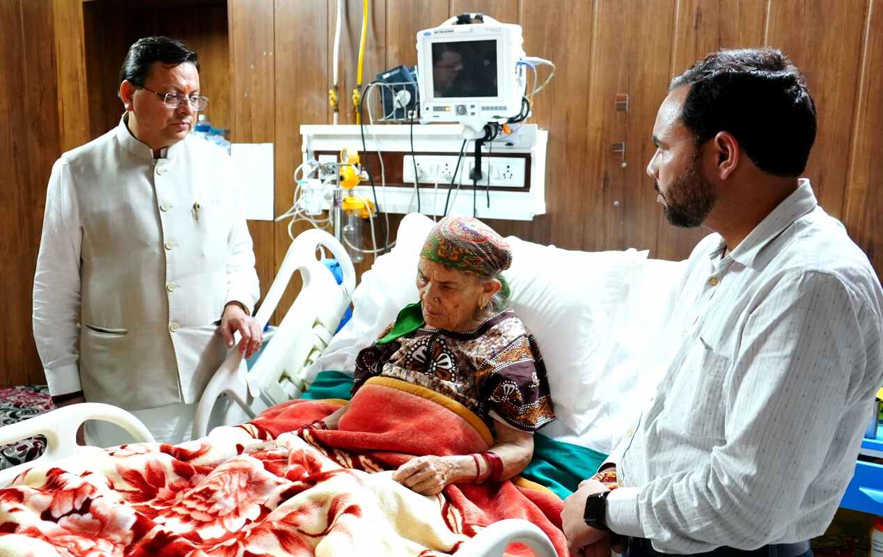 मुख्यमंत्री धामी ने देर रात्रि दून अस्पताल पहुंच कर कैबिनेट मंत्री डॉ. धन सिंह रावत की माँ के स्वास्थ्य का हाल जाना