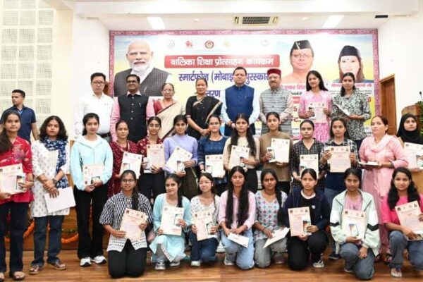 अंतरराष्ट्रीय बालिका दिवस पर मुख्यमंत्री धामी ने 326 मेधावी बालिकाओं को बांटे स्मार्टफोन