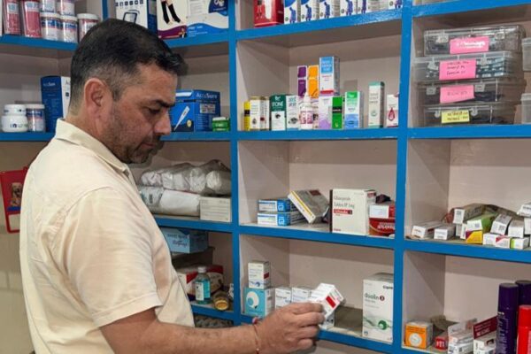 देहरादून, ऋषिकेश और जॉलीग्रांट और मेडिकल स्टोरों में FDA टीम के ताबड़तोड़ छापे, 11 नमूने जांच के लिए भेजे