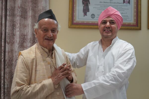 पूर्व मुख्यमंत्री भगत सिंह कोश्यारी ने श्री दरबार साहिब में टेका मत्था