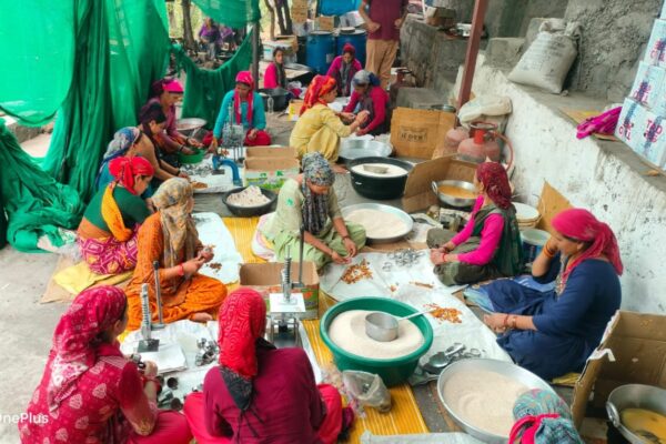 केदारनाथ यात्रा: प्रसाद बेचकर मालामाल हुईं महिलाएं